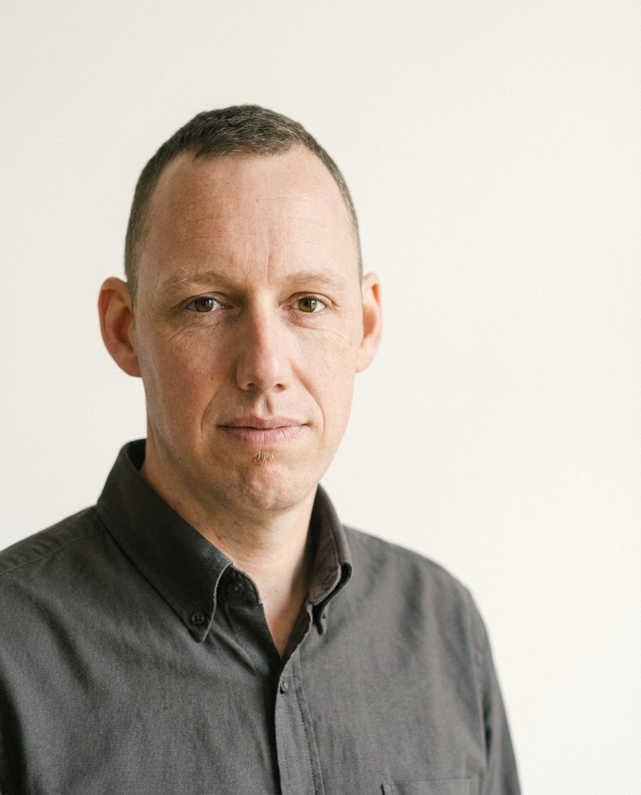 Porträt von Michael Collavo, Co-Founder bondwerk, vor warmem Paper-Hintergrund