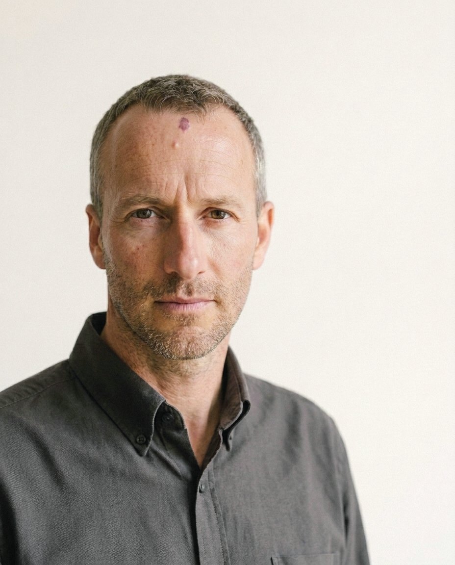 Porträt von Thomas Schaffner, Co-Founder bondwerk, vor warmem Paper-Hintergrund